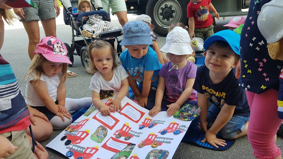 Krabbelgruppe, Kindergarten und Volksschule besuchen Feuerwehr
