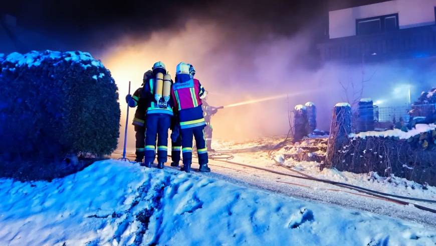 B2 Brand neben Haus